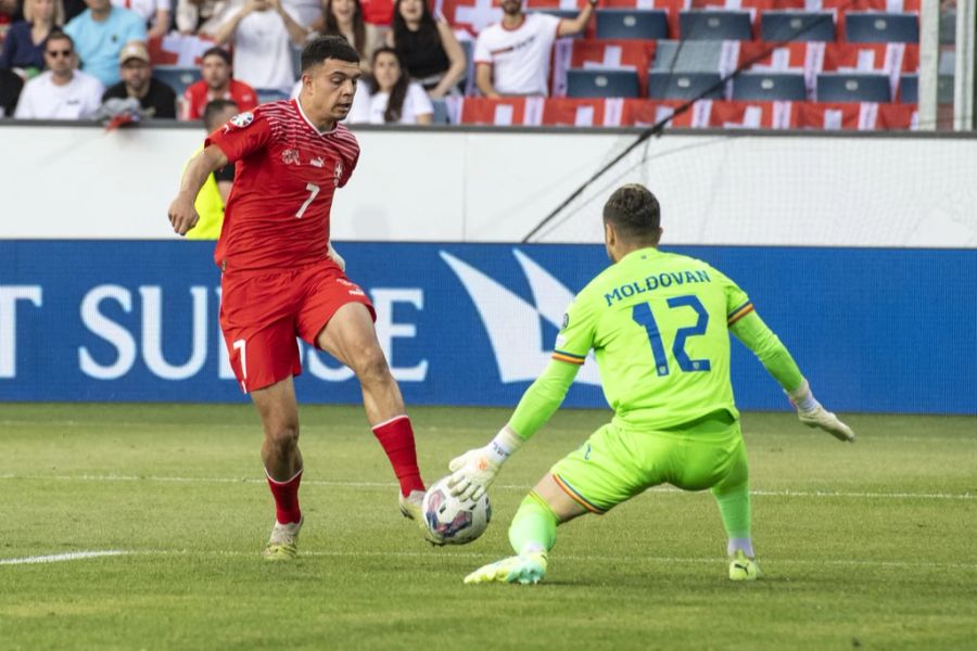 Zeki Amdouni verpasst gegen Rumänien das frühe 1:0.