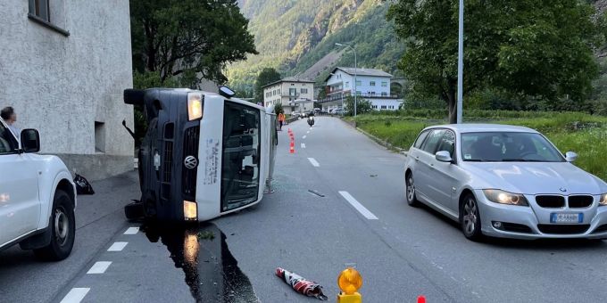 Brusio GR: Lieferwagen kippt bei Selbstunfall auf die Seite. Brusio GR