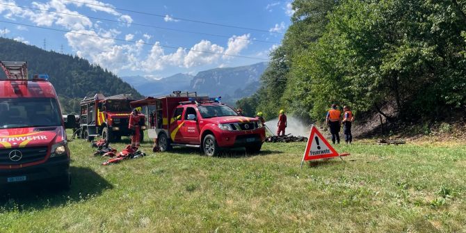 Holzlagerbrand südlich der Kapelle Sogn Gieri