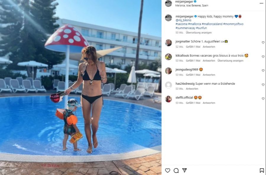 Mimi Jäger mit ihrem Sohn im Pool.