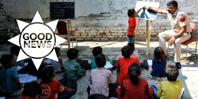 Good News - Polizist hilft Kindern mit Schulunterricht aus Indien-Slums