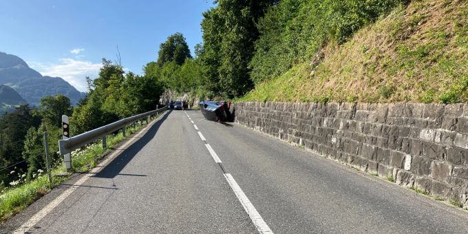 Unfall wegen überhöhter Geschwindigkeit. Mollis GL Unfall