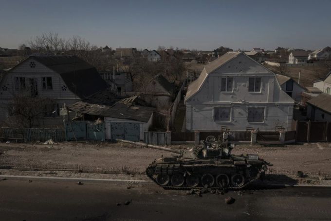Ein im Ukraine-Krieg zerstörter Panzer steht auf einer Strasse nördlich von Kiew. Ukraine Krieg