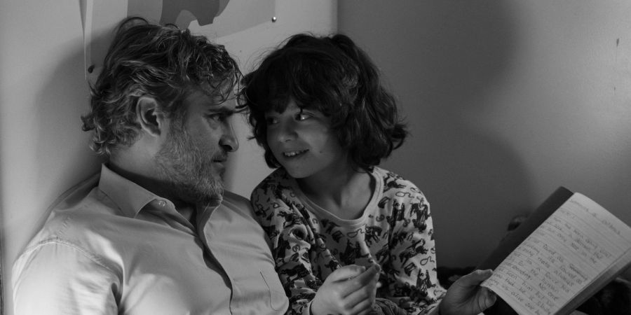 Joaquin Phoenix (l) und Woody Norman  in einer Szene des Films «Come On, Come On».