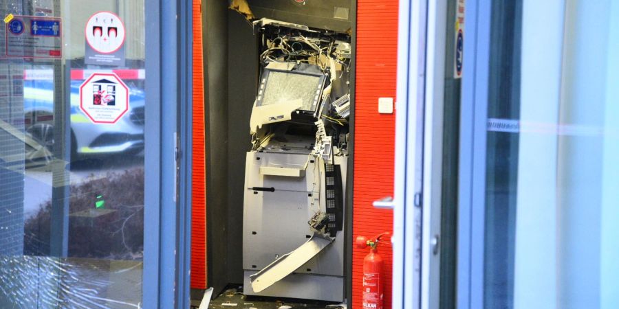 Ein gesprengter Geldautomat in einem Bankgebäude in Heidelberg.