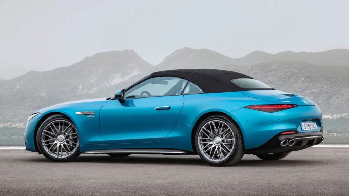 Federleicht ist er zwar nicht, aber doch deutlich weniger schwer als seine Achtzylinder-Brüder: Der 43er dürfte in der Kurve grosse Freude machen Mercedes-AMG SL 43
