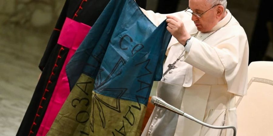 Papst Franziskus mit der Fahne aus Butscha