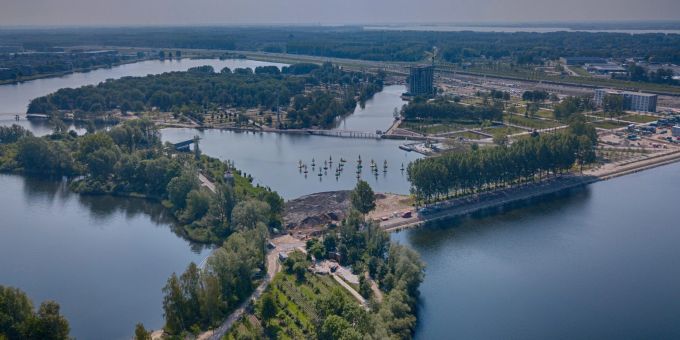 Das Gelände der Floriade Expo liegt am See Weerwater und wird danach als Stadtviertel weitergenutzt – die geschaffene Infrastruktur soll erhalten bleiben. Wasser Promenaden Wald Brücken