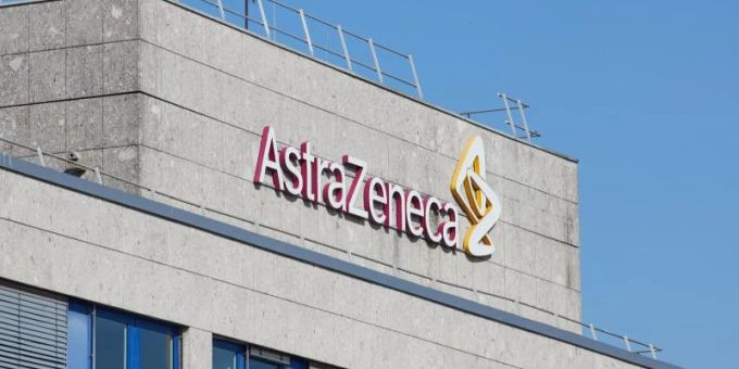 Das Logo am Gebäude des internationalen Pharmakonzerns Astrazeneca. (Archivbild) Astrazeneca