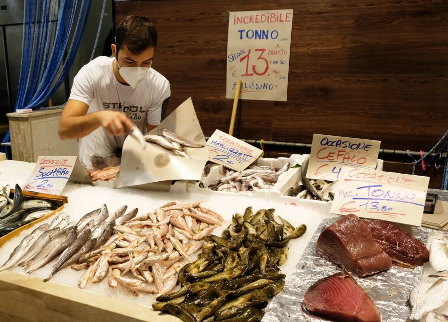 Fischstand Verkäufer