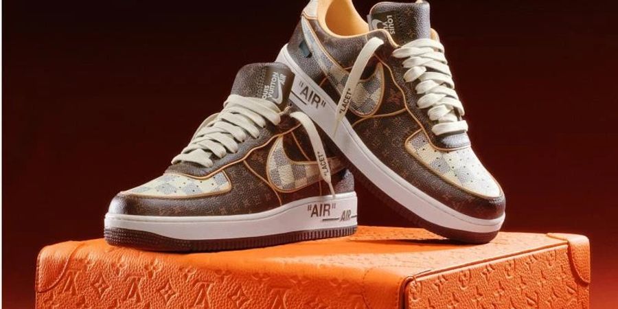 Modedesigner Virgil Abloh entwarf dieses Paar Sneakers mit einem dazugehörigen Pilotenkoffer. Foto: Sotheby's/PA Media/dpa