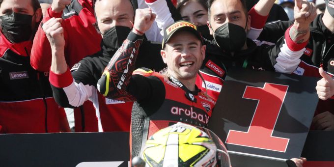 Alvaro Bautista feiert seinen Sieg bei der Superbike-WM 2022 am 10. April 2022 in Aragon. bautista