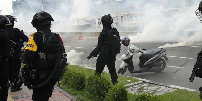 Di Indonesia, mahasiswa turun ke jalan pada Senin untuk memprotes perpanjangan masa jabatan Presiden Joko Widodo.  Polisi dan demonstran telah menggunakan bom air mata.