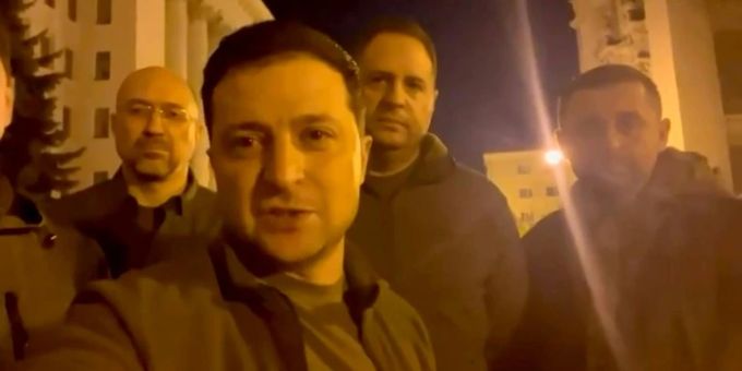 Wolodymyr Selenskyj zeigt sich am Freitagabend im Regierungsviertel in Kiew. Selensky