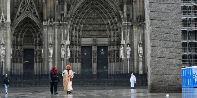 Narren vor dem Kölner Dom. Narren vor dem Kölner Dom.