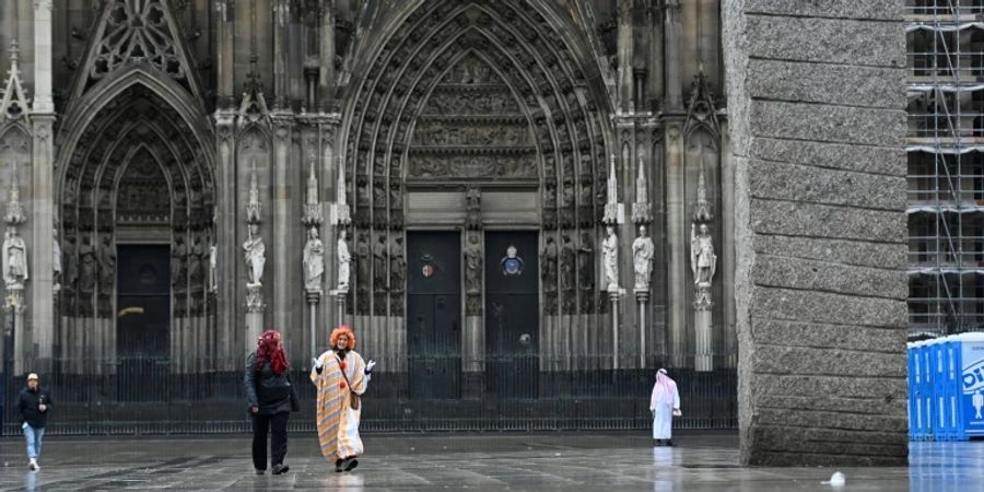 Narren vor dem Kölner Dom.