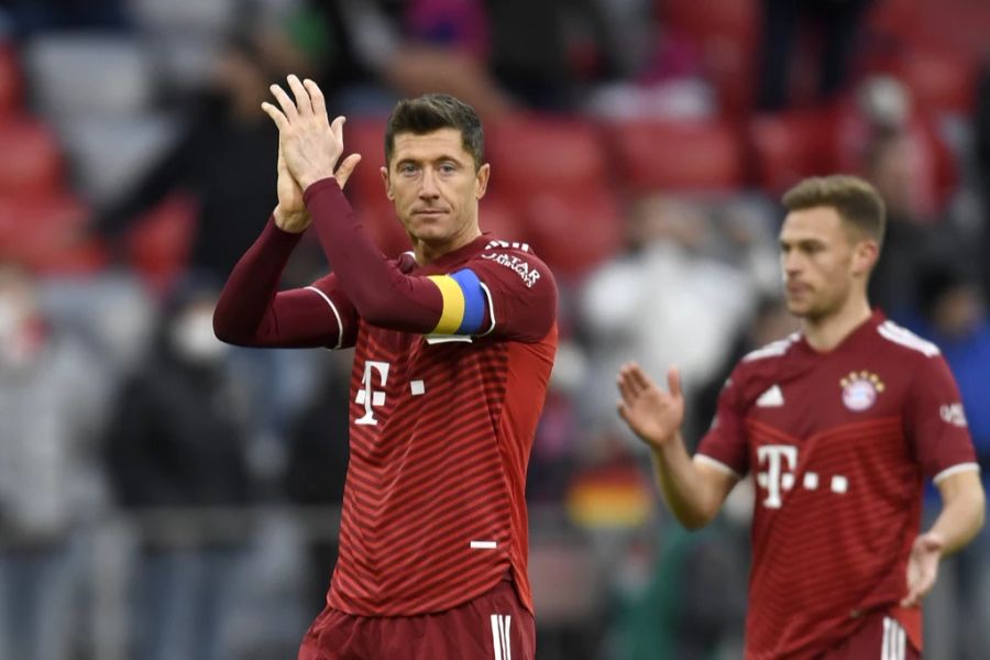 Robert Lewandowski trägt am letzten Samstag gegen Leverkusen eine Ukraine-Binde.