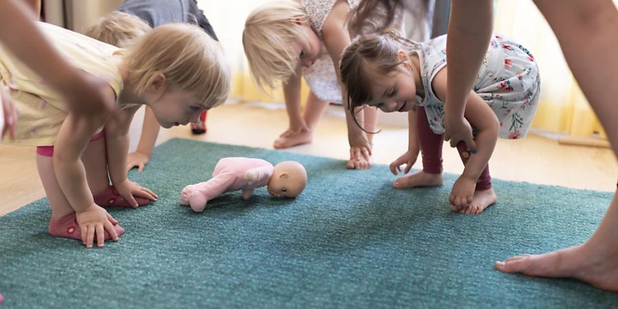 Die familienergänzende Kinderbetreuung soll in die Verfassung: Kinder singen und tanzen in einer Kita in Zürich. (Archivbild)