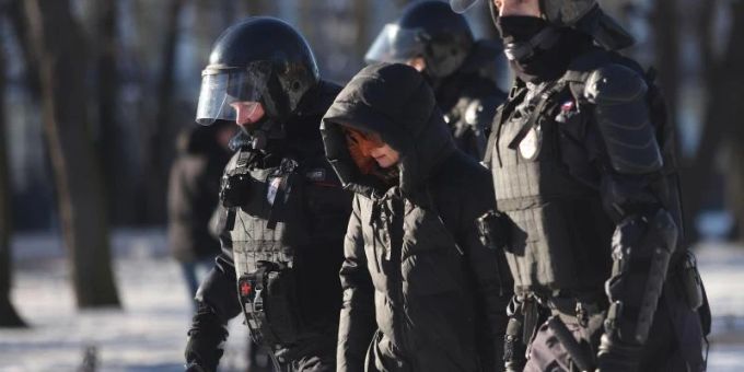 Polizeibeamte nehmen am Sonntag eine Demonstrantin in St. Petersburg fest. Foto: Stringer/SOPA Images via ZUMA Press Wire/dpa Polizeibeamte nehmen am Sonntag eine Demonstrantin in St. Petersburg fest. Foto: Stringer/SOPA Images via ZUMA Press Wire/dpa