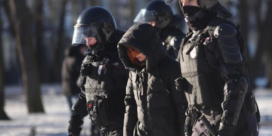 Polizeibeamte nehmen am Sonntag eine Demonstrantin in St. Petersburg fest. Foto: Stringer/SOPA Images via ZUMA Press Wire/dpa