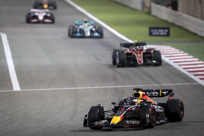 Max Verstappen (Red Bull) vor Carlos Sainz (Ferrari) beim Bahrain-GP der Formel 1. Max Verstappen Red Bull