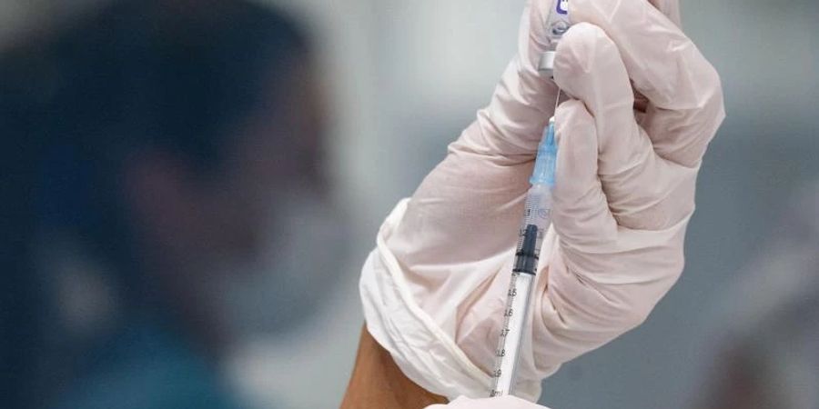 Die bereits für Mitte März beschlossene Impfpflicht für Mitarbeiter von Gesundheitseinrichtungen rückt näher. Foto: Marijan Murat/dpa