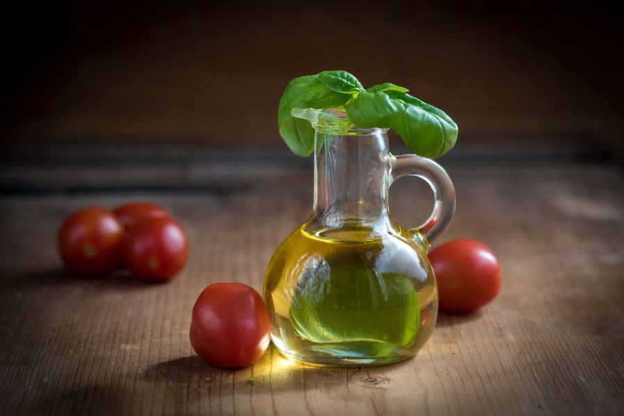 Flasche Olivenöl Tomaten