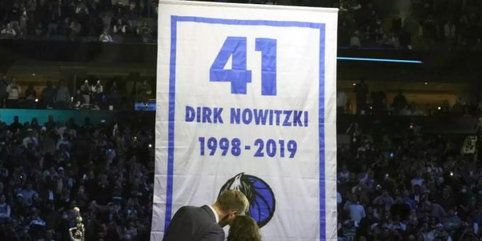 Dirk Nowitzki und seine Frau Jessica Olsson bei der Trikot-Zeremonie. Foto: Lm Otero/AP/dpa Dirk Nowitzki und seine Frau Jessica Olsson bei der Trikot-Zeremonie. Foto: Lm Otero/AP/dpa