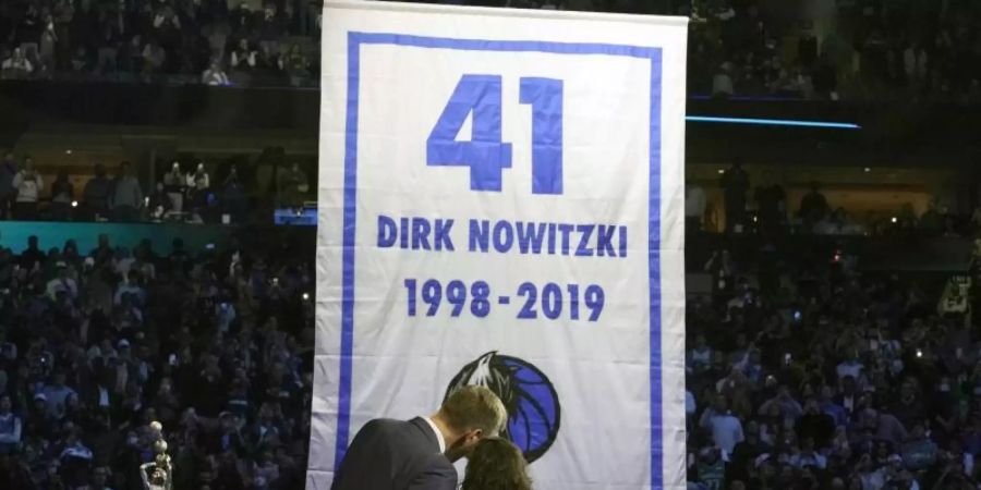 Dirk Nowitzki und seine Frau Jessica Olsson bei der Trikot-Zeremonie. Foto: Lm Otero/AP/dpa