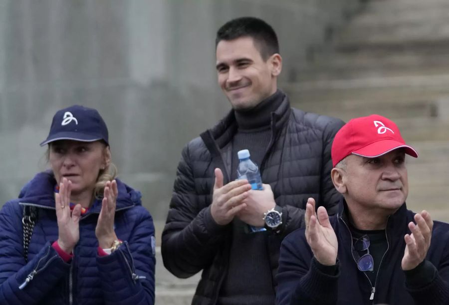 Mutter Dijana, Bruder Djordje und Vater Srdjan bei einem Protest in Belgrad zur Unterstützung von Novak Djokovic.