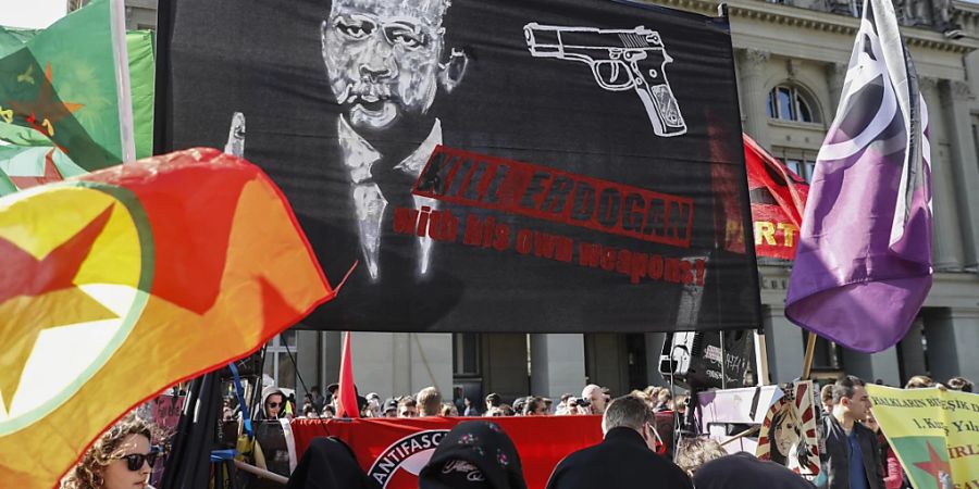 Das Plakat des Anstosses im März 2017 in der Berner Innenstadt. (Archivbild)