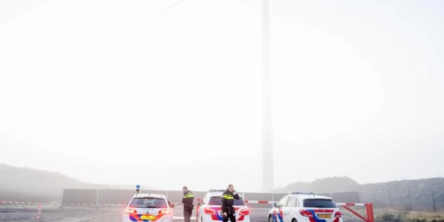 Polizisten am Ort der Ermittlungen, wo ein Vierjähriger tot gefunden wurde. Foto: MARCO DE SWART/ANP/dpa