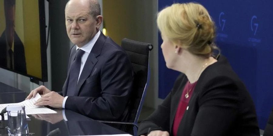 Bundeskanzler Olaf Scholz und Berlins Regierende Bürgermeisterin Franziska Giffey äüssern sich nach der Ministerpräsidentenkonferenz vor der Presse. Foto: Michael Sohn/POOL AP/dpa
