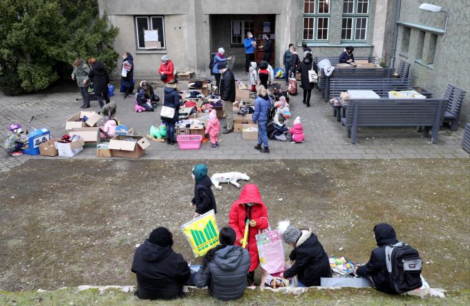 17.03.2022, Mecklenburg-Vorpommern, Rostock: Vor dem «Spendenkeller» der Hilfsorganisation «Rostock hilft» schauen sich ukrainische Flüchtlinge um. ukraine rostock