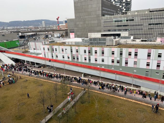 Flüchtlinge stehen in Zürich an, um sich für den Schutzstatus S registrieren zu lassen. Flüchtlinge Ukraine Krieg Zürich