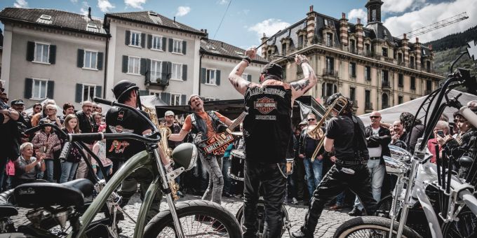 Gute Stimmung an den Goudron Bike Days. Biker und Musiker