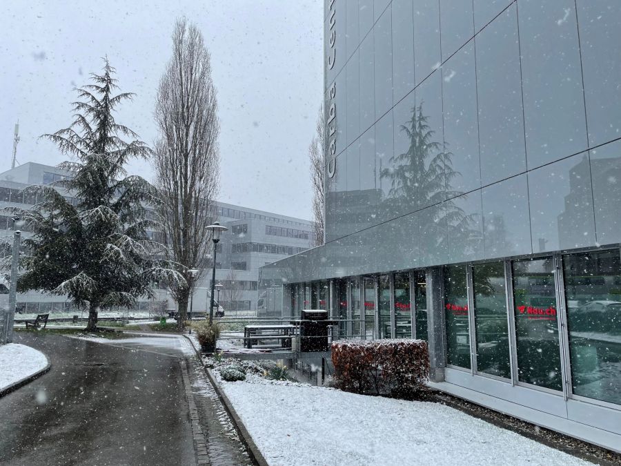 Vor dem Nau.ch-Büro in Liebefeld BE (564 Meter über Meer) entsteht langsam eine Schneedecke.