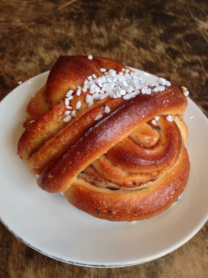 Lecker für zwischendurch: Kanelbullar (Zimtschnecken) gehören in Schweden einfach dazu. Zimtschnecke Teller Hagelzucker
