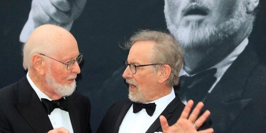 US-Filmkomponist John Williams (l) mit Regisseur Steven Spielberg bei einer Gala 2016. Foto: picture alliance / Nina Prommer/EPA/dpa