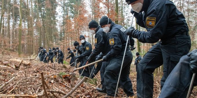 Polizisten durchsuchen ein Waldstück in Kipfenberg. Hier wurde im November 2021 ein menschlicher Knochen gefunden, der Sonja Engelbrecht zugeordnet werden konnte. Polizisten durchsuchen ein Waldstück in Kipfenberg. Hier wurde im November 2021 ein menschlicher Knochen gefunden, der Sonja Engelbrecht zugeordnet werden konnte.