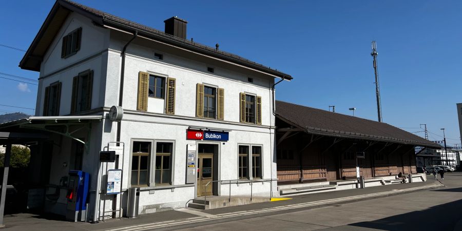 Der Bahnhof von Bubikon. - Kanton Zürich