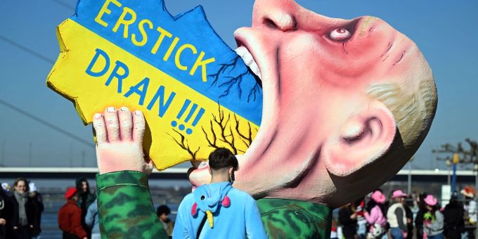Der Düsseldorfer Motivwagen mit der überlebensgrossen Karikatur des russischen Präsidenten Putin, der die Ukraine schluckt. Der Düsseldorfer Motivwagen mit der überlebensgrossen Karikatur des russischen Präsidenten Putin, der die Ukraine schluckt.