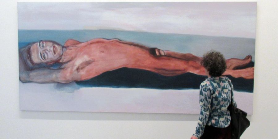 Eine Besucherin steht vor dem Werk «The Particularity of Nakedness» (Die Besonderheit der Nacktheit) von Marlene Dumas.
