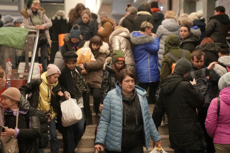 Viele sind aus der Ukraine nach Polen geflüchtet – diese Menschen sind heute Mittwoch in Krakow angekommen.