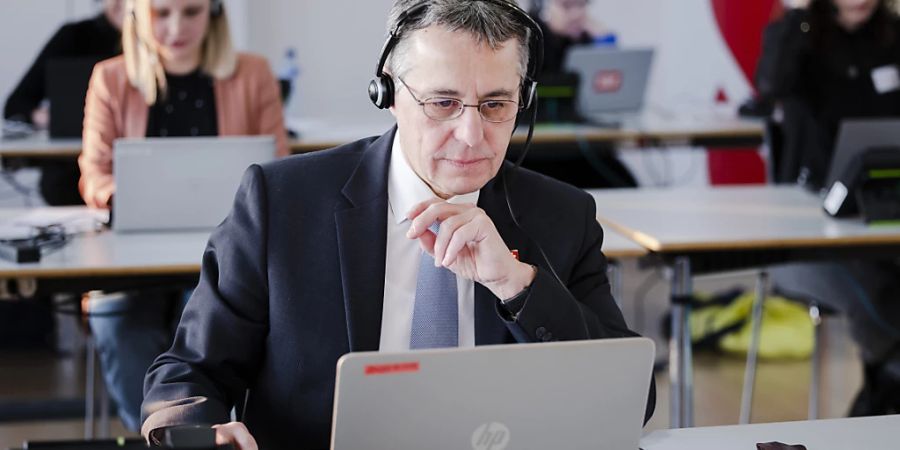 Bundespraesident Ignazio Cassis spricht am Telefon in der Sammelzentrale der Glueckskette anlaesslich des nationalen Sammeltag zugunsten der ukrainischen Bevoelkerung, am Mittwoch, 9. Maerz 2022, in den Studios des Schweizer Fernsehens SRF in Zuerich. (KEYSTONE/Michael Buholzer)