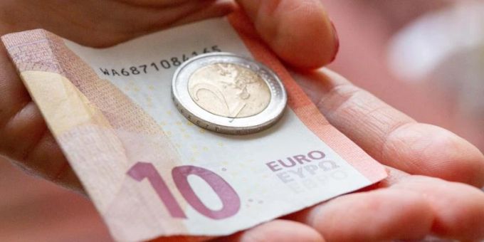 Das Bundeskabinett hat die geplante Erhöhung des Mindestlohns auf 12 Euro auf den Weg gebracht. Foto: Fernando Gutierrez-Juarez/dpa-Zentralbild/dpa Das Bundeskabinett hat die geplante Erhöhung des Mindestlohns auf 12 Euro auf den Weg gebracht. Foto: Fernando Gutierrez-Juarez/dpa-Zentralbild/dpa