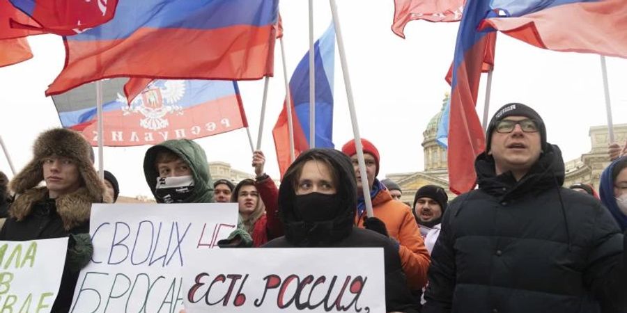 Pro-Kreml-Aktivisten und Studenten demonstrieren auf dem Palastplatz in St. Petersburg. Foto: Ivan Petrov/AP/dpa