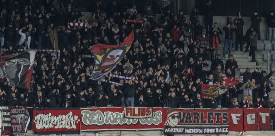 FC Thun-Fans bei einem Spiel.