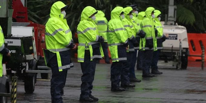 Die Polizei vor Neuseelands Parlament. neuseeland protest