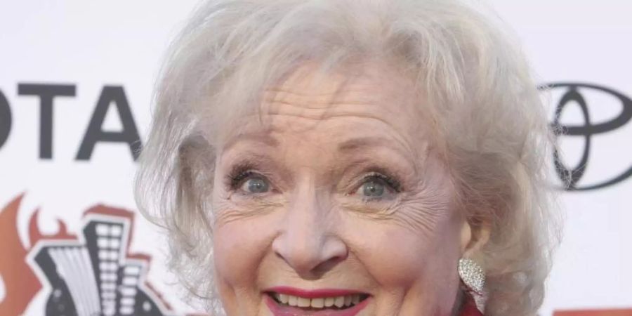 Betty White wird ihrem Wunsch entsprechend nur im privaten Kreis begraben. Foto: Rene Macura/AP/dpa